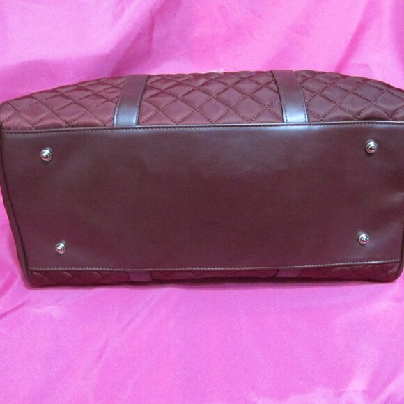 P1775-NWT Vanessa Williams Burgundy Quilted Tassel Duffle w/ Shoulder Strap - Picture 4 of 10